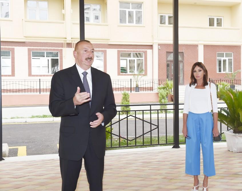 Prezident İlham Əliyev və birinci xanım Mehriban Əliyeva müharibə əlillərinə və şəhid ailələrinə mənzillər və avtomobillərin verilməsi mərasimində iştirak ediblər (YENİLƏNİB-2) (FOTO)