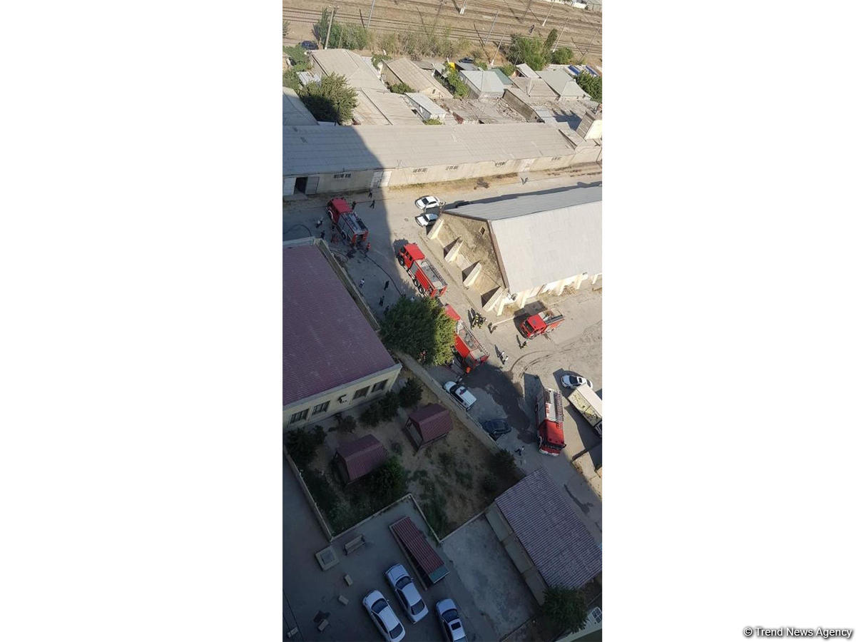 Bakıda yaşayış binaları yaxınlığında anbarda baş vermiş yanğın söndürülüb (VİDEO) (YENİLƏNİB)