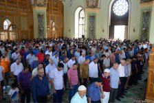 Azərbaycan məscidlərində bayram namazı qılınıb (FOTO)
