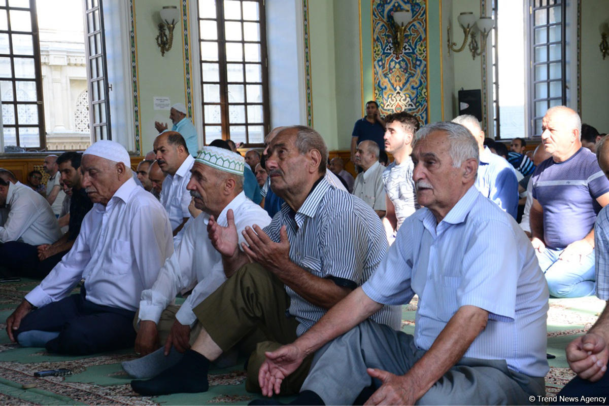 Azərbaycan məscidlərində bayram namazı qılınıb (FOTO)