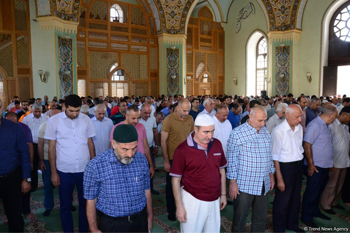 Azərbaycan məscidlərində bayram namazı qılınıb (FOTO)