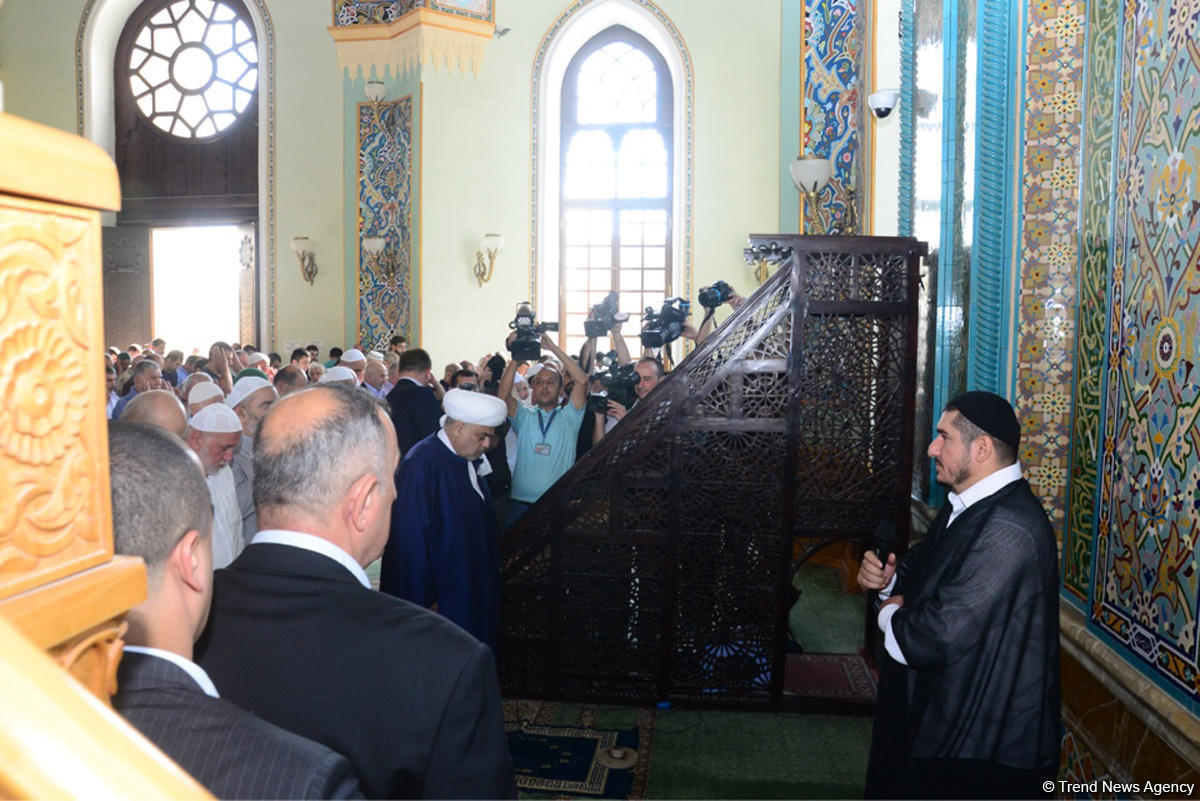 Azərbaycan məscidlərində bayram namazı qılınıb (FOTO)