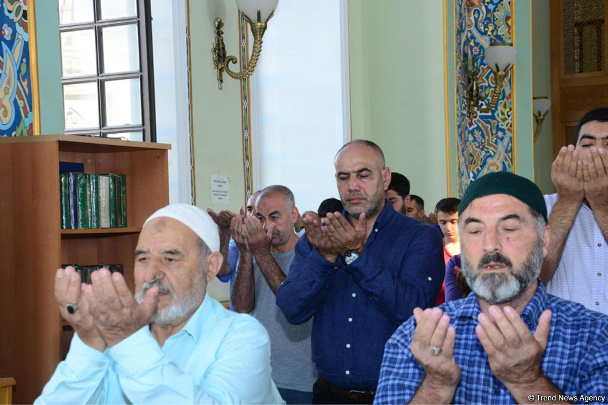 Azərbaycan məscidlərində bayram namazı qılınıb (FOTO)