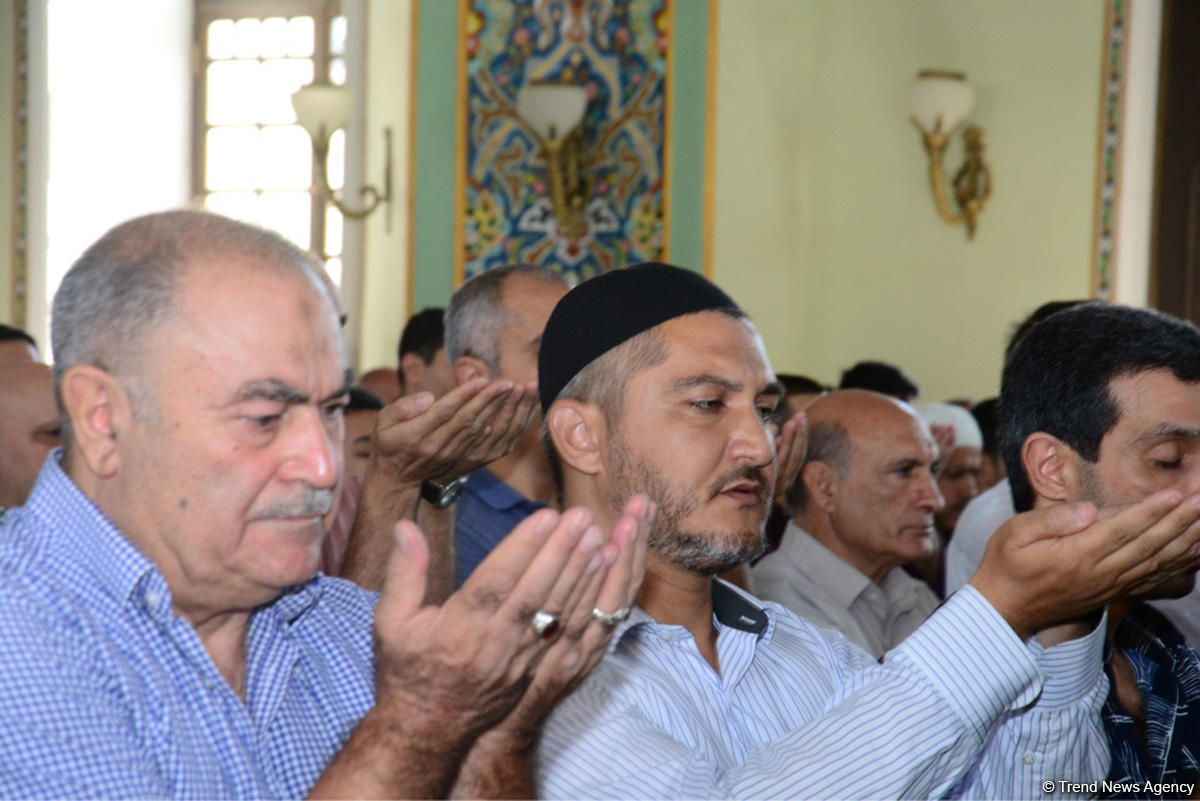 Azərbaycan məscidlərində bayram namazı qılınıb (FOTO)