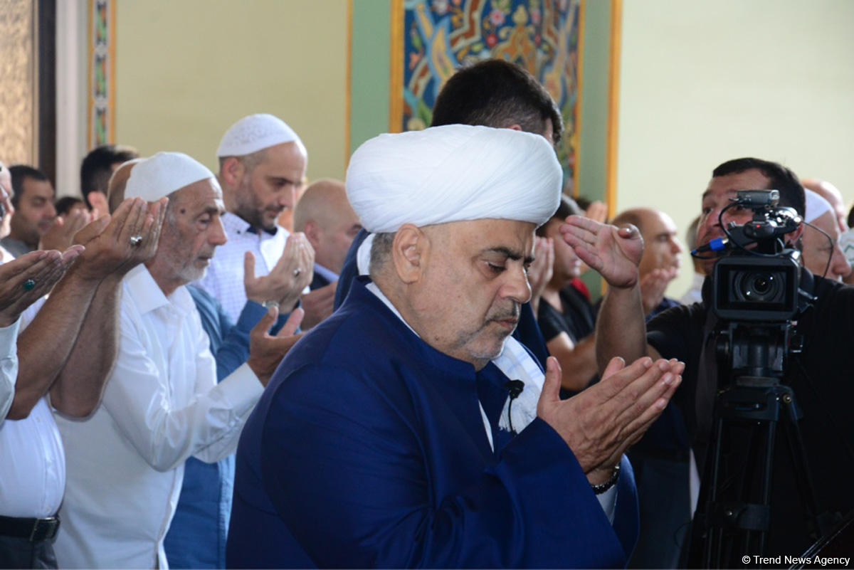 Azərbaycan məscidlərində bayram namazı qılınıb (FOTO)