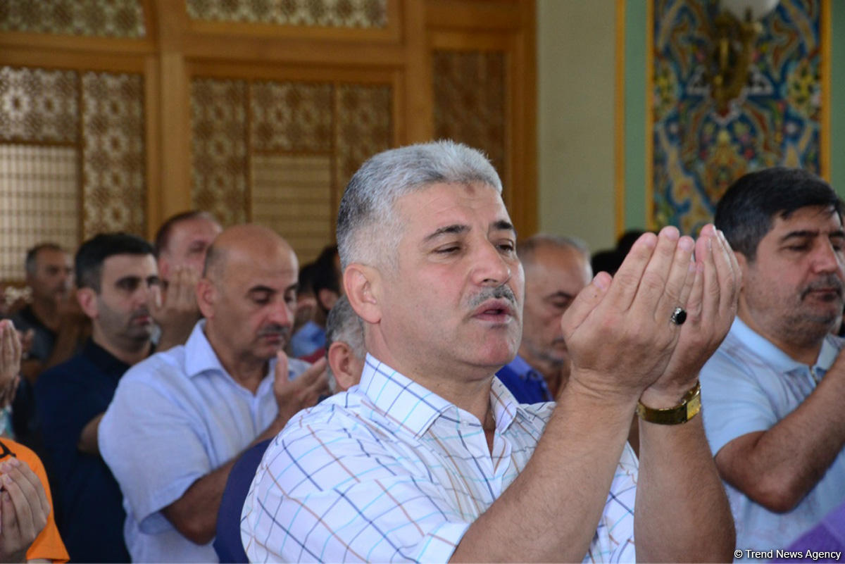 Azərbaycan məscidlərində bayram namazı qılınıb (FOTO)