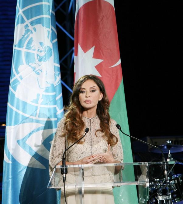 Mehriban Əliyeva: birinci xanım olmağın məsuliyyəti və sərhəd tanımayan xeyirxahlıq (FOTO)