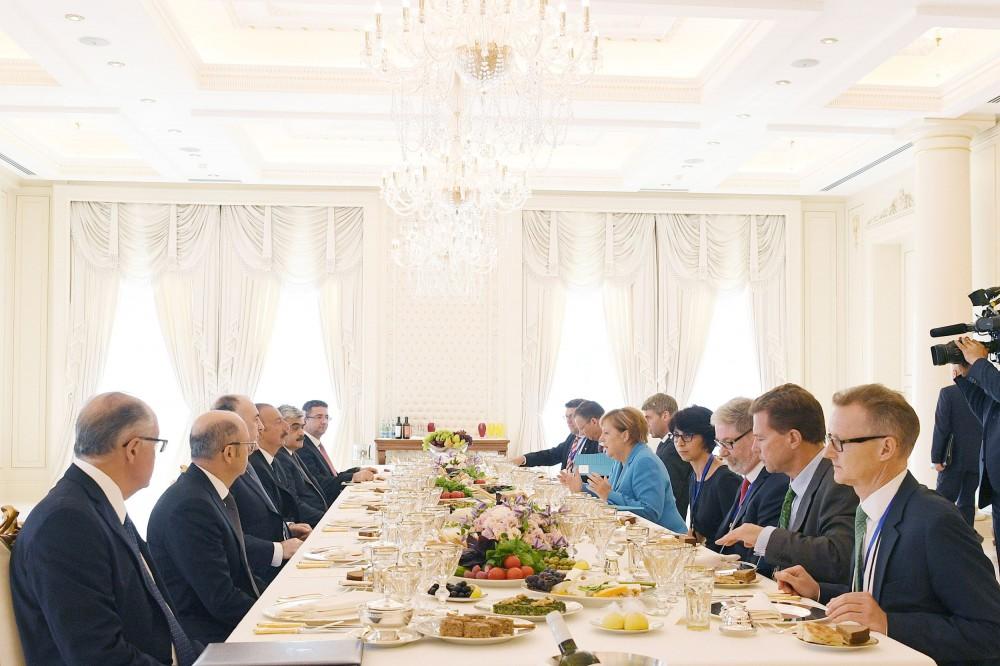 Azərbaycan Prezidentinin və Almaniya Kanslerinin geniş tərkibdə görüşü keçirilib (YENİLƏNİB-2) (FOTO)