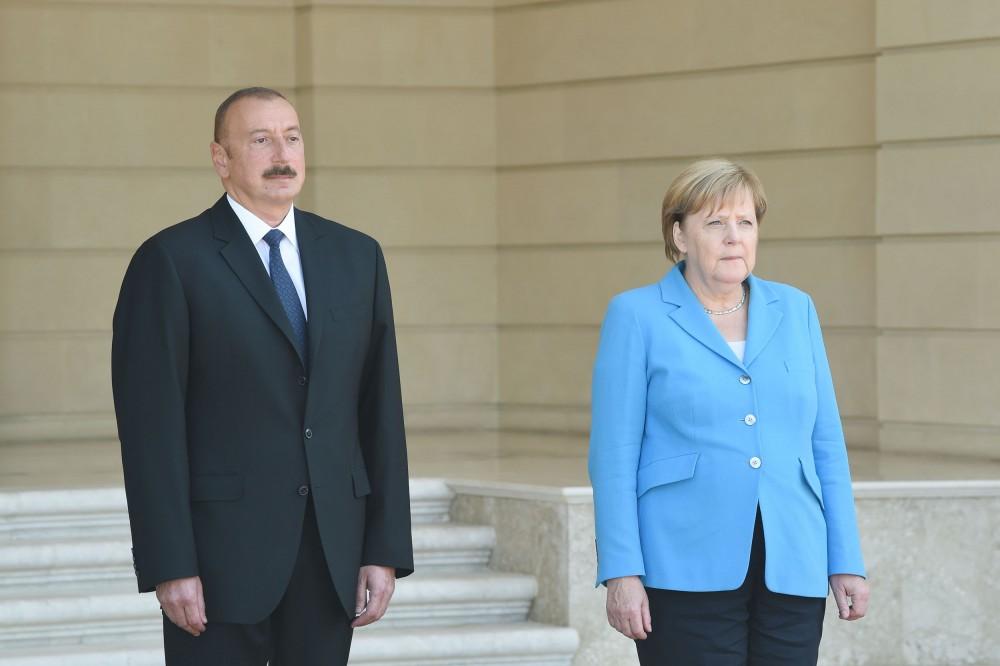 Almaniya Kanslerinin rəsmi qarşılanma mərasimi olub (FOTO)