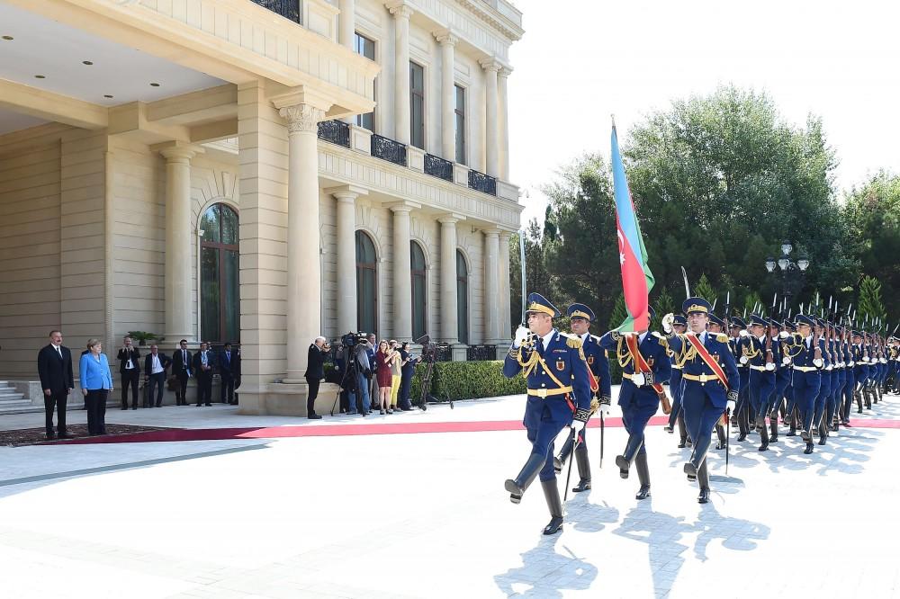 Almaniya Kanslerinin rəsmi qarşılanma mərasimi olub (FOTO)