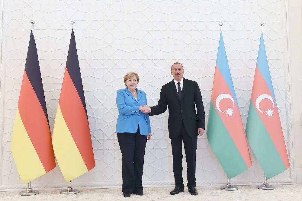 Almaniya Kanslerinin rəsmi qarşılanma mərasimi olub (FOTO)