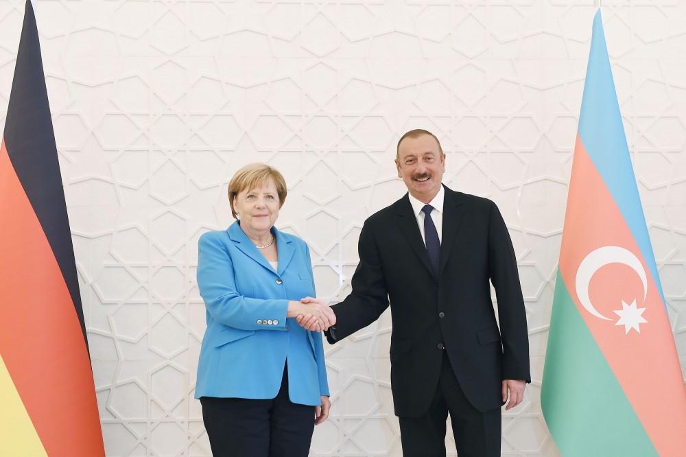 Almaniya Kanslerinin rəsmi qarşılanma mərasimi olub (FOTO)