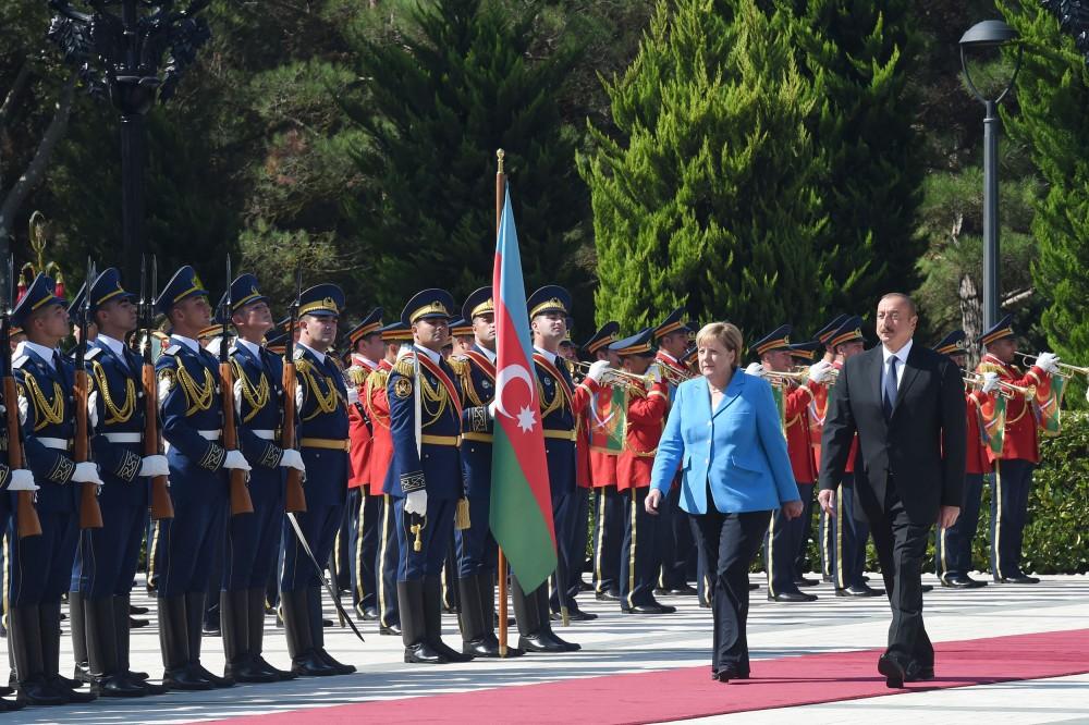 Almaniya Kanslerinin rəsmi qarşılanma mərasimi olub (FOTO)