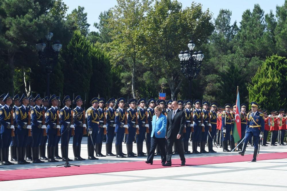 Almaniya Kanslerinin rəsmi qarşılanma mərasimi olub (FOTO)