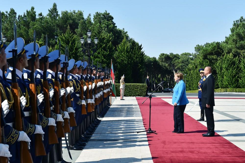 Almaniya Kanslerinin rəsmi qarşılanma mərasimi olub (FOTO)