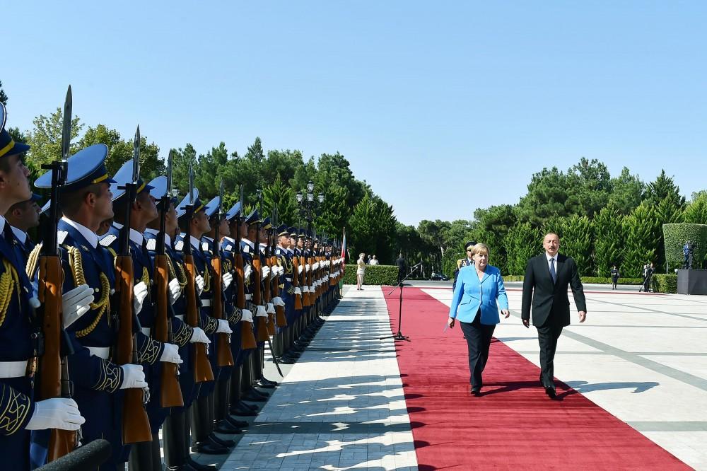 Almaniya Kanslerinin rəsmi qarşılanma mərasimi olub (FOTO)