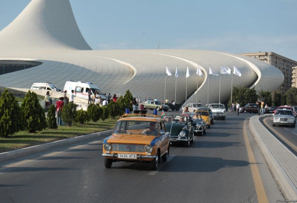 Azərbaycan Avtomobil Federasiyasının təşkilatçılığı ilə klassik avtomobillərin yürüşü və sərgisi keçirilib (FOTO)