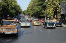 Azərbaycan Avtomobil Federasiyasının təşkilatçılığı ilə klassik avtomobillərin yürüşü və sərgisi keçirilib (FOTO)