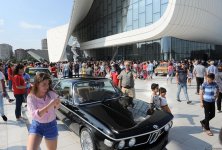 Azərbaycan Avtomobil Federasiyasının təşkilatçılığı ilə klassik avtomobillərin yürüşü və sərgisi keçirilib (FOTO)