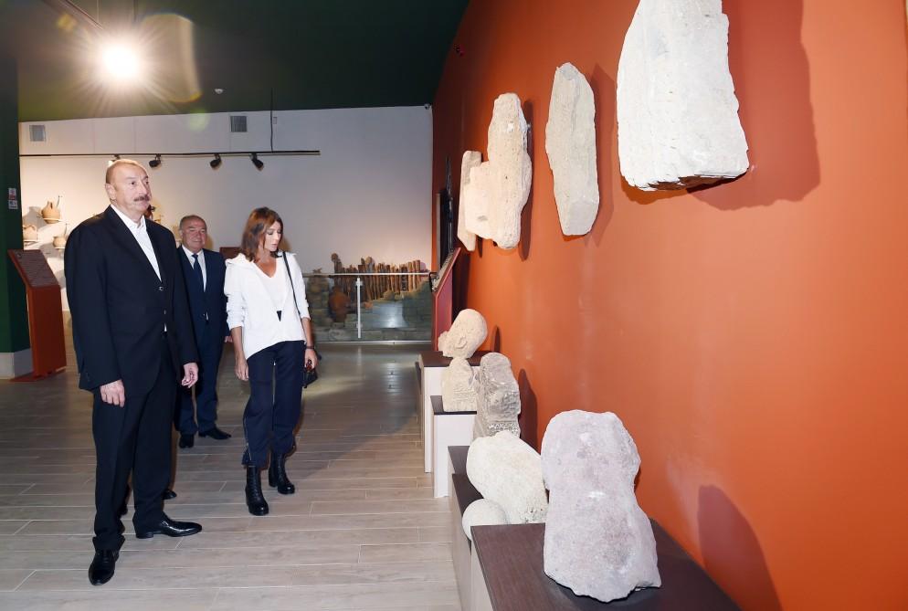 Prezident İlham Əliyev və birinci xanım Mehriban Əliyeva Heydər Əliyev Fondunun təşəbbüsü ilə inşa olunan Dəmirçi Arxeologiya Muzeyinin açılışında iştirak ediblər (FOTO)