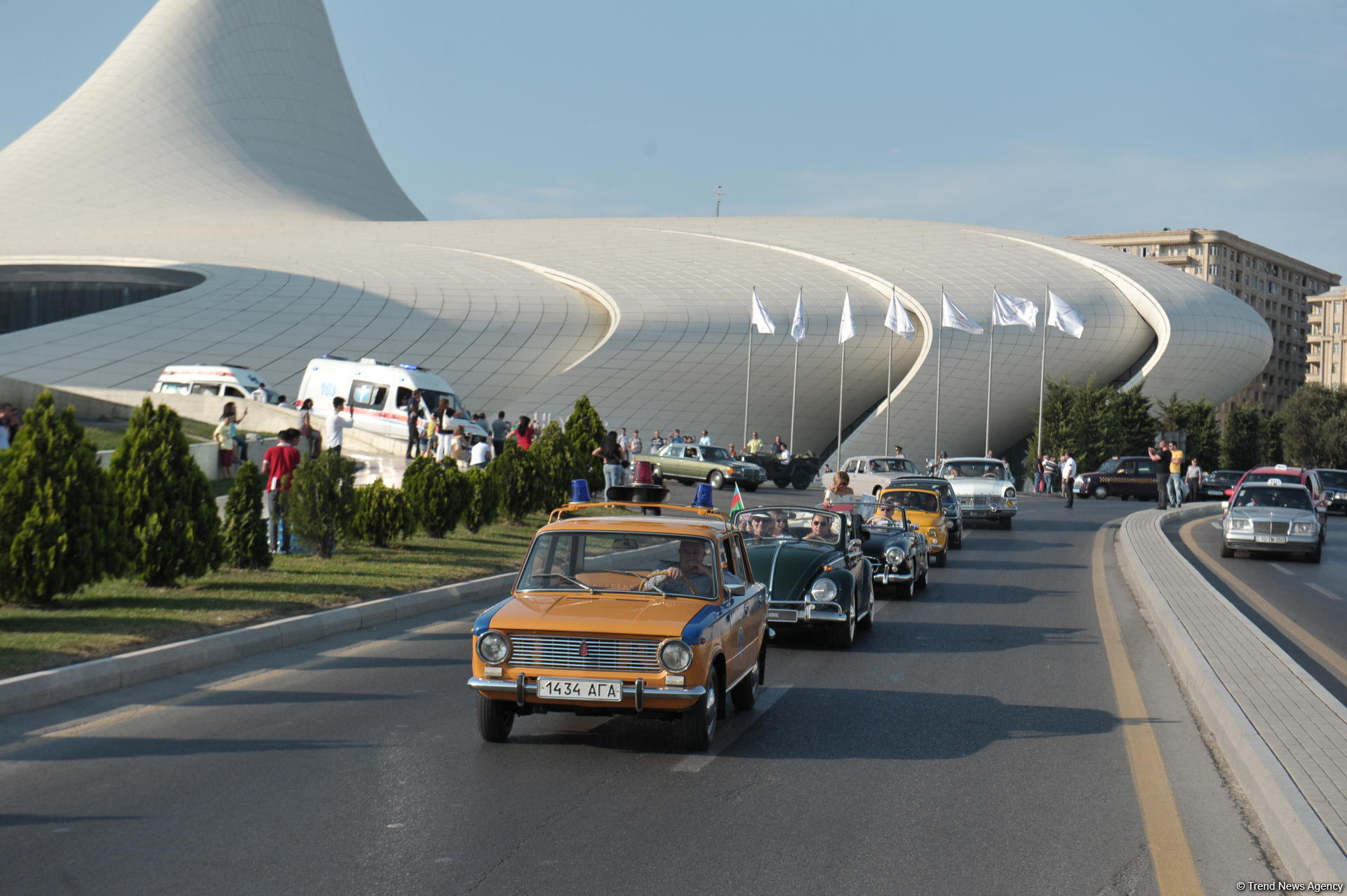 Azərbaycan Avtomobil Federasiyasının təşkilatçılığı ilə klassik avtomobillərin yürüşü və sərgisi keçirilib (FOTO)