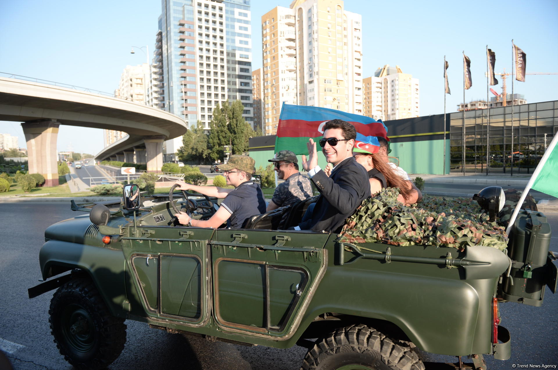Azərbaycan Avtomobil Federasiyasının təşkilatçılığı ilə klassik avtomobillərin yürüşü və sərgisi keçirilib (FOTO)