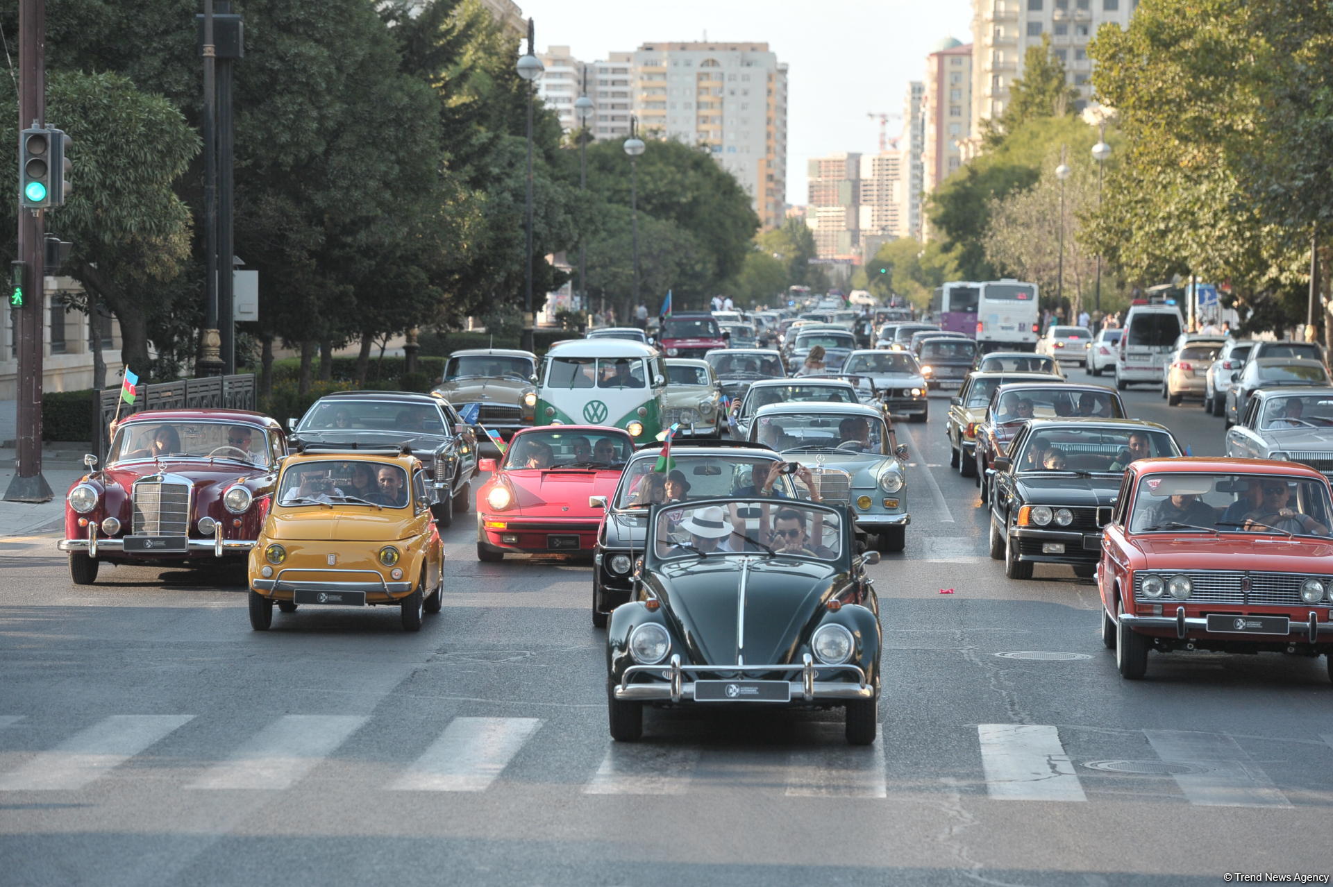 Azərbaycan Avtomobil Federasiyasının təşkilatçılığı ilə klassik avtomobillərin yürüşü və sərgisi keçirilib (FOTO)