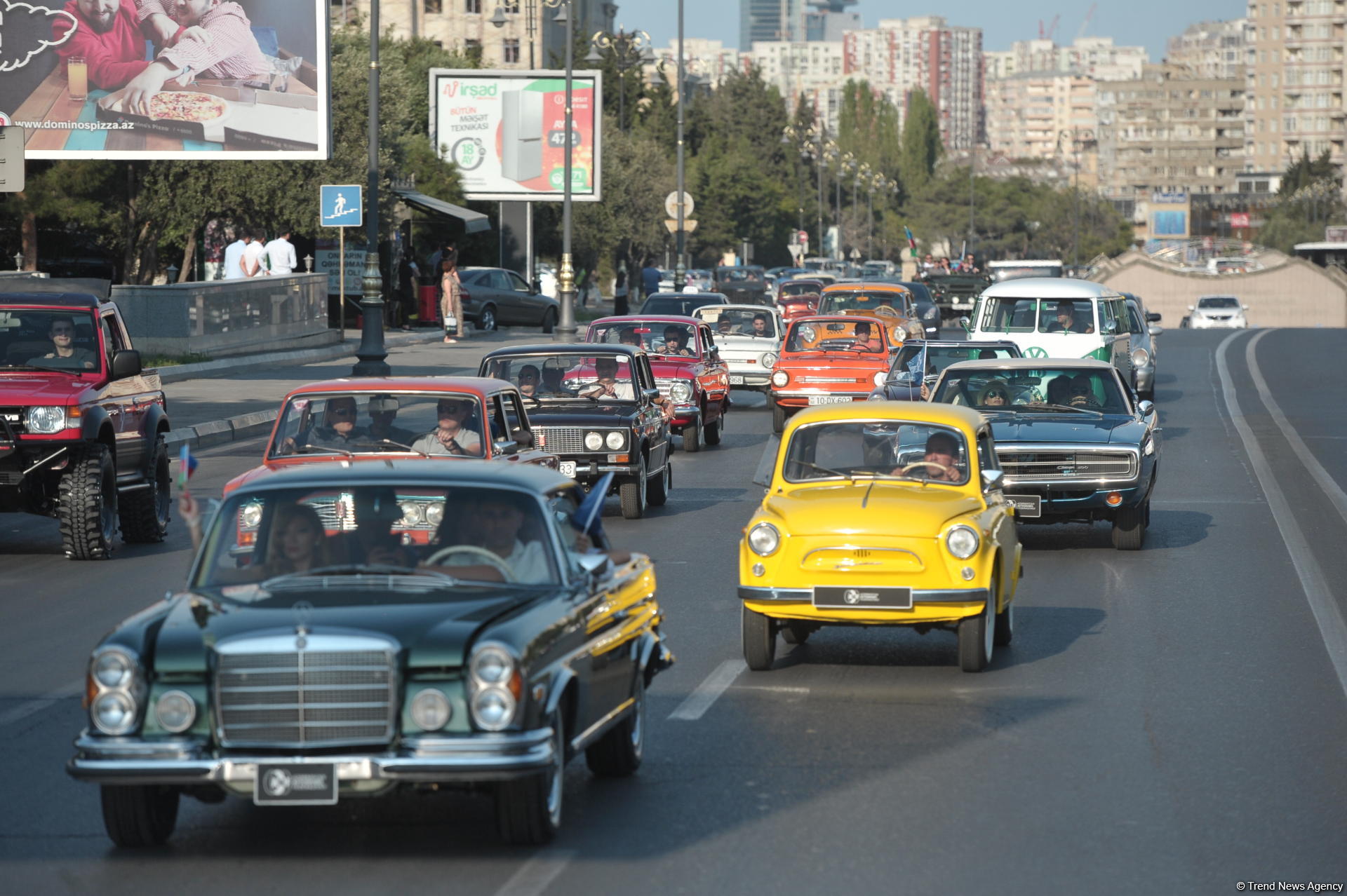 Azərbaycan Avtomobil Federasiyasının təşkilatçılığı ilə klassik avtomobillərin yürüşü və sərgisi keçirilib (FOTO)