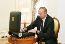 Biometrik göstəriciləri özündə əks etdirən bir nömrəli yeni nəsil şəxsiyyət vəsiqəsi Prezident İlham Əliyevə təqdim olunub (FOTO) (YENİLƏNİB)