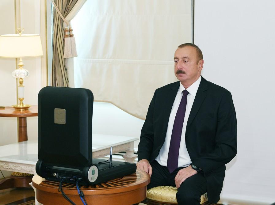 Biometrik göstəriciləri özündə əks etdirən bir nömrəli yeni nəsil şəxsiyyət vəsiqəsi Prezident İlham Əliyevə təqdim olunub (FOTO) (YENİLƏNİB)