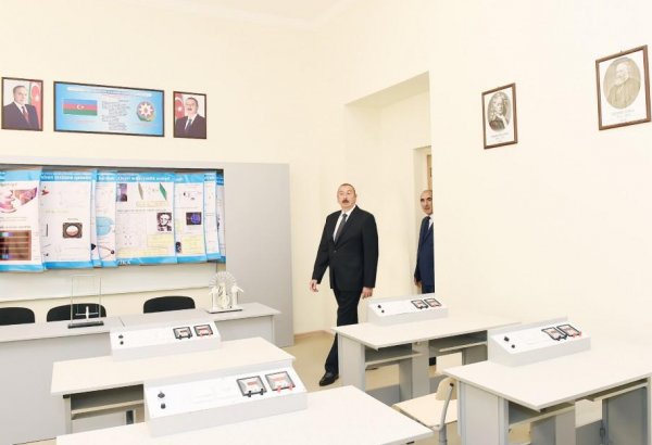 Prezident İlham Əliyev 2 nömrəli texniki-humanitar liseydə yaradılan şəraitlə tanış olub (FOTO) (YENİLƏNİB)