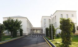 Prezident İlham Əliyev 227 saylı tam orta məktəbdə yaradılan şəraitlə tanış olub (FOTO) (YENİLƏNİB)