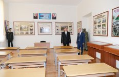 Prezident İlham Əliyev 2 nömrəli texniki-humanitar liseydə yaradılan şəraitlə tanış olub (FOTO) (YENİLƏNİB)