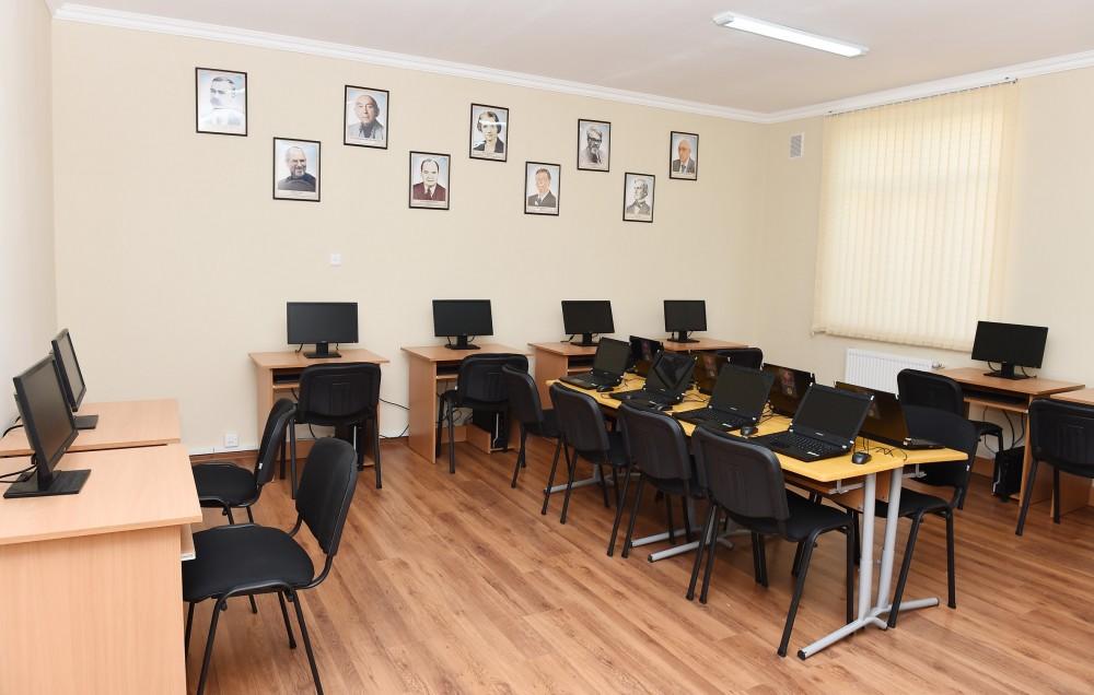 Prezident İlham Əliyev 227 saylı tam orta məktəbdə yaradılan şəraitlə tanış olub (FOTO) (YENİLƏNİB)