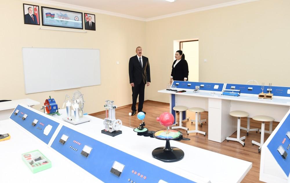 Prezident İlham Əliyev 227 saylı tam orta məktəbdə yaradılan şəraitlə tanış olub (FOTO) (YENİLƏNİB)