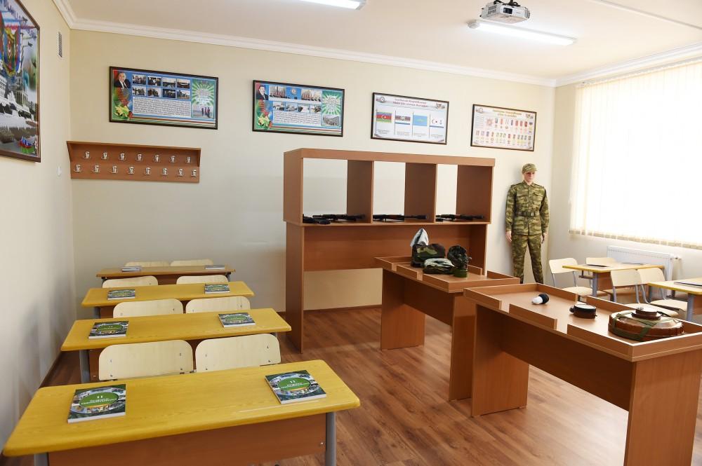 Prezident İlham Əliyev 227 saylı tam orta məktəbdə yaradılan şəraitlə tanış olub (FOTO) (YENİLƏNİB)