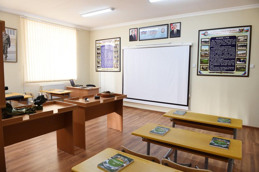 Prezident İlham Əliyev 227 saylı tam orta məktəbdə yaradılan şəraitlə tanış olub (FOTO) (YENİLƏNİB)