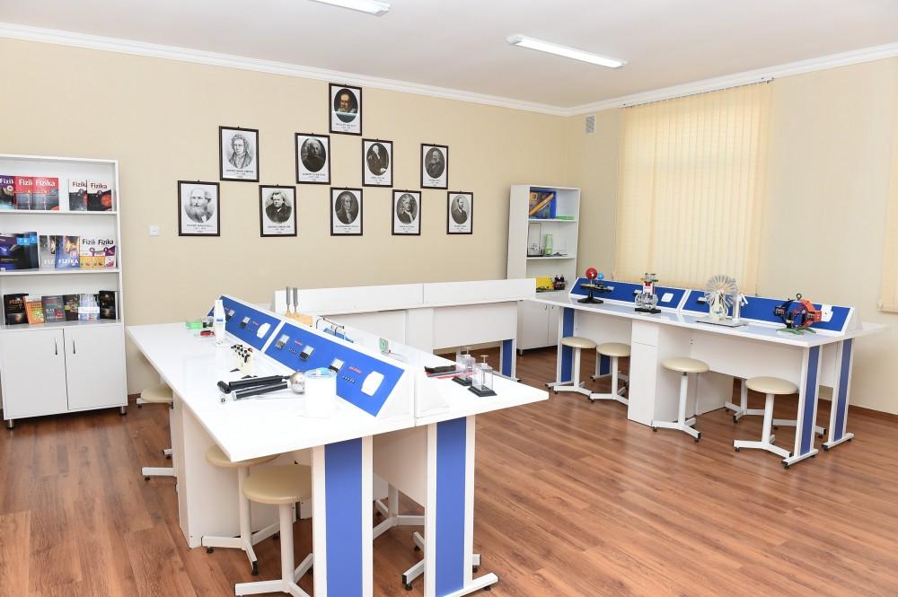 Prezident İlham Əliyev 227 saylı tam orta məktəbdə yaradılan şəraitlə tanış olub (FOTO) (YENİLƏNİB)