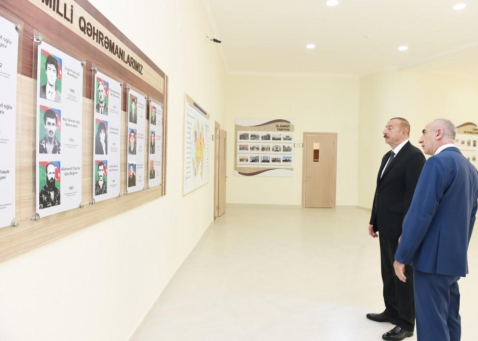 Prezident İlham Əliyev 2 nömrəli texniki-humanitar liseydə yaradılan şəraitlə tanış olub (FOTO) (YENİLƏNİB)