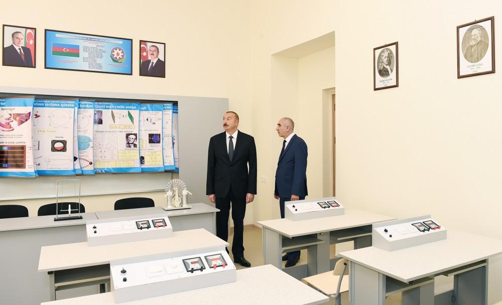 Prezident İlham Əliyev 2 nömrəli texniki-humanitar liseydə yaradılan şəraitlə tanış olub (FOTO) (YENİLƏNİB)