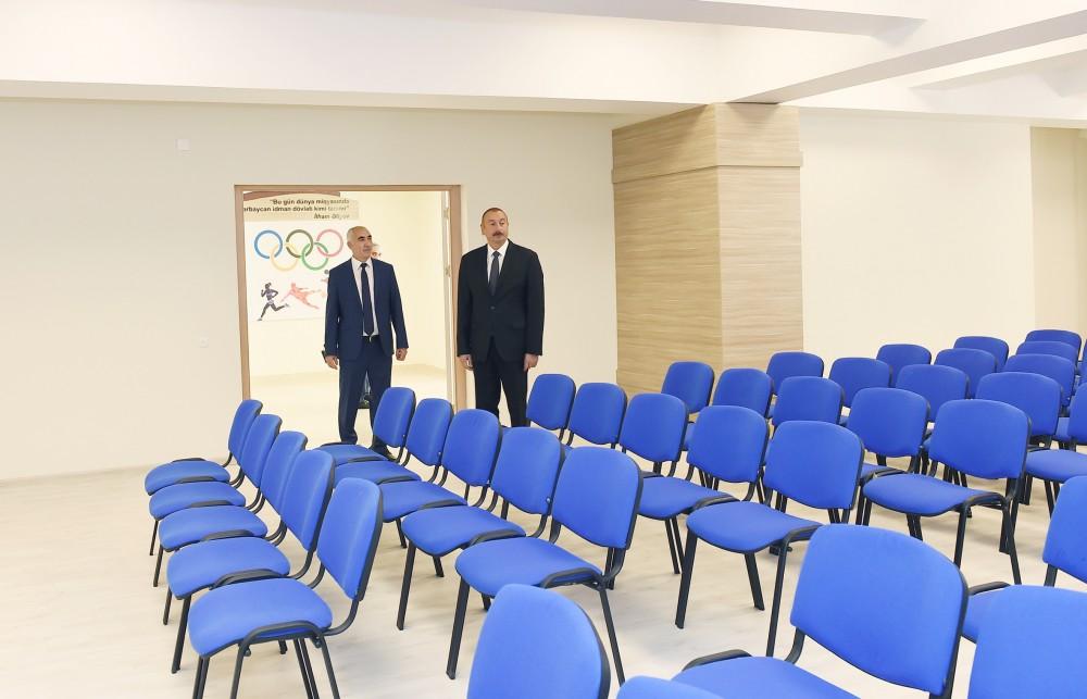 Prezident İlham Əliyev 2 nömrəli texniki-humanitar liseydə yaradılan şəraitlə tanış olub (FOTO) (YENİLƏNİB)