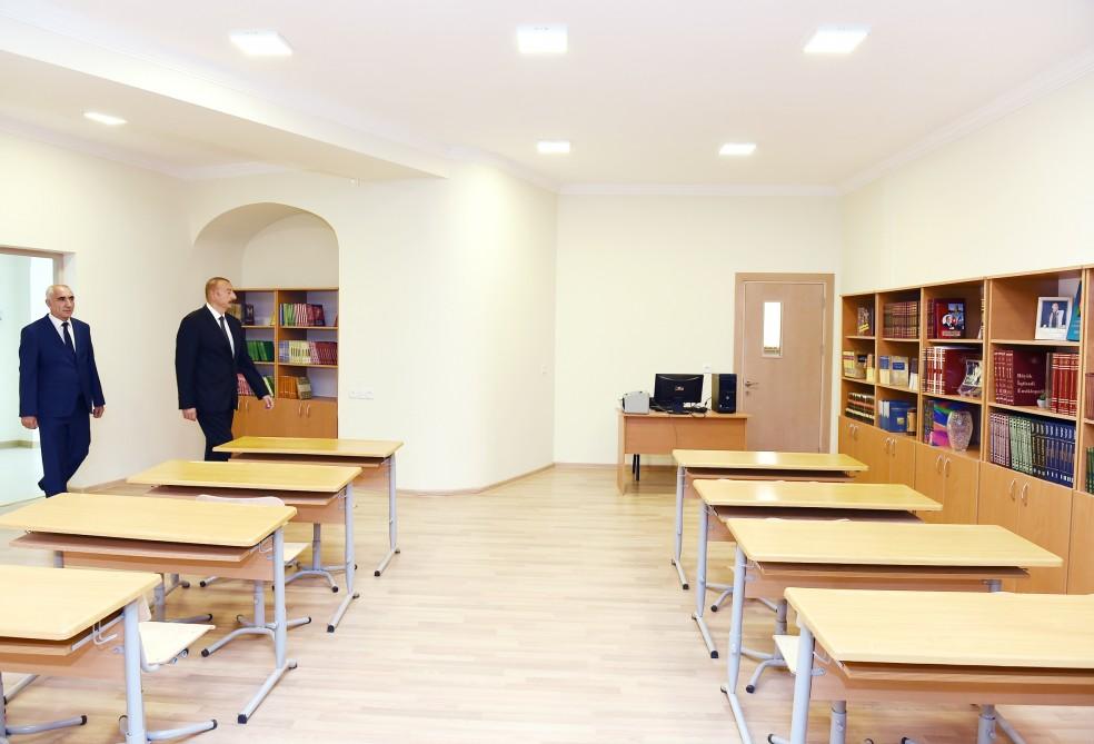 Prezident İlham Əliyev 2 nömrəli texniki-humanitar liseydə yaradılan şəraitlə tanış olub (FOTO) (YENİLƏNİB)