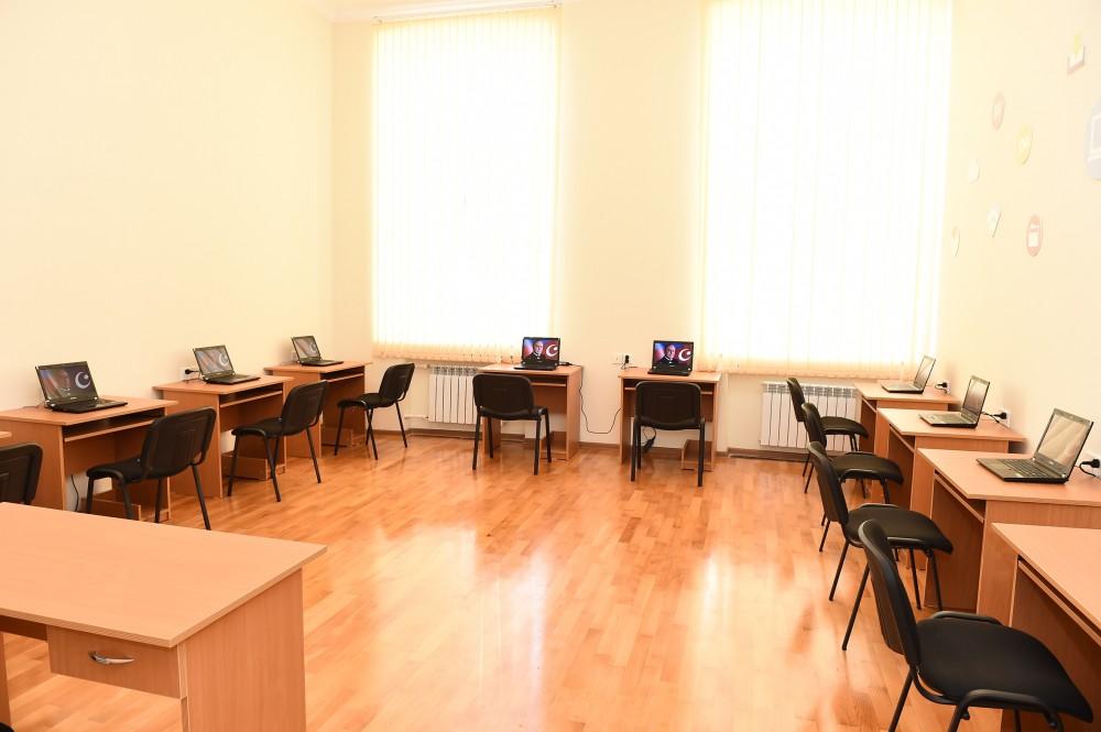 Prezident İlham Əliyev 2 nömrəli texniki-humanitar liseydə yaradılan şəraitlə tanış olub (FOTO) (YENİLƏNİB)