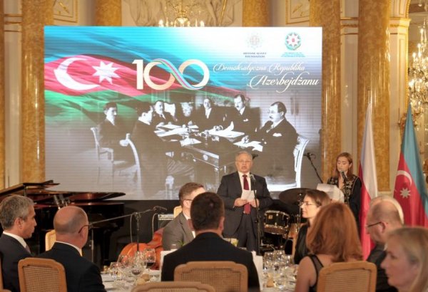 Heydər Əliyev Fondunun təşkilatçılığı ilə Azərbaycan Xalq Cümhuriyyətinin 100 illiyi Varşavada qeyd edilib (FOTO)