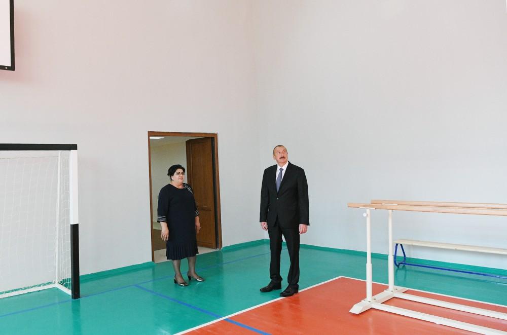 Prezident İlham Əliyev Maştağada 187 nömrəli tam orta məktəbdə əsaslı təmirdən sonra yaradılan şəraitlə tanış olub (FOTO) (YENİLƏNİB)