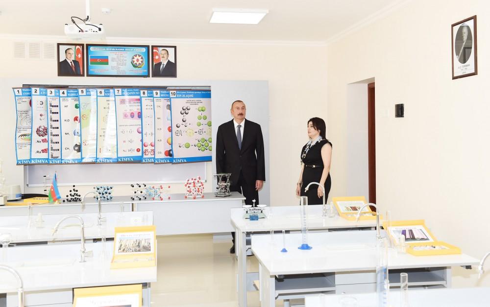 Prezident İlham Əliyev Nardaranda 295 nömrəli tam orta məktəbdə əsaslı təmirdən sonra yaradılan şəraitlə tanış olub (FOTO) (YENİLƏNİB)