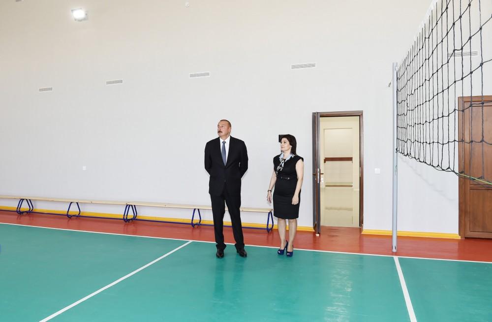 Prezident İlham Əliyev Nardaranda 295 nömrəli tam orta məktəbdə əsaslı təmirdən sonra yaradılan şəraitlə tanış olub (FOTO) (YENİLƏNİB)