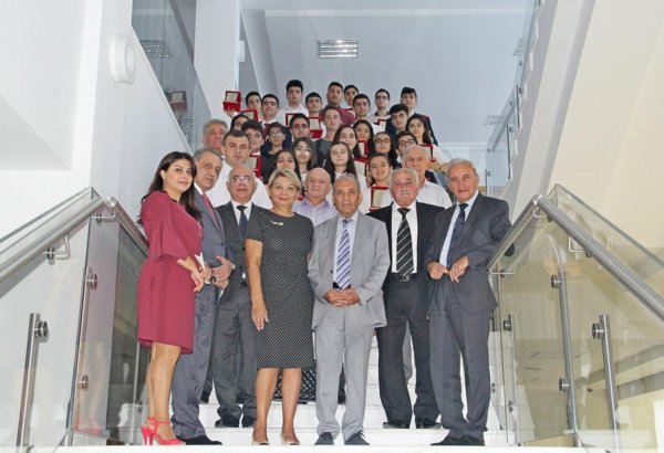 700 bal toplamış abituriyentlər alimlərlə görüşüb (FOTO)