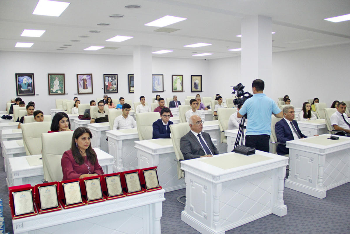 700 bal toplamış abituriyentlər alimlərlə görüşüb (FOTO)