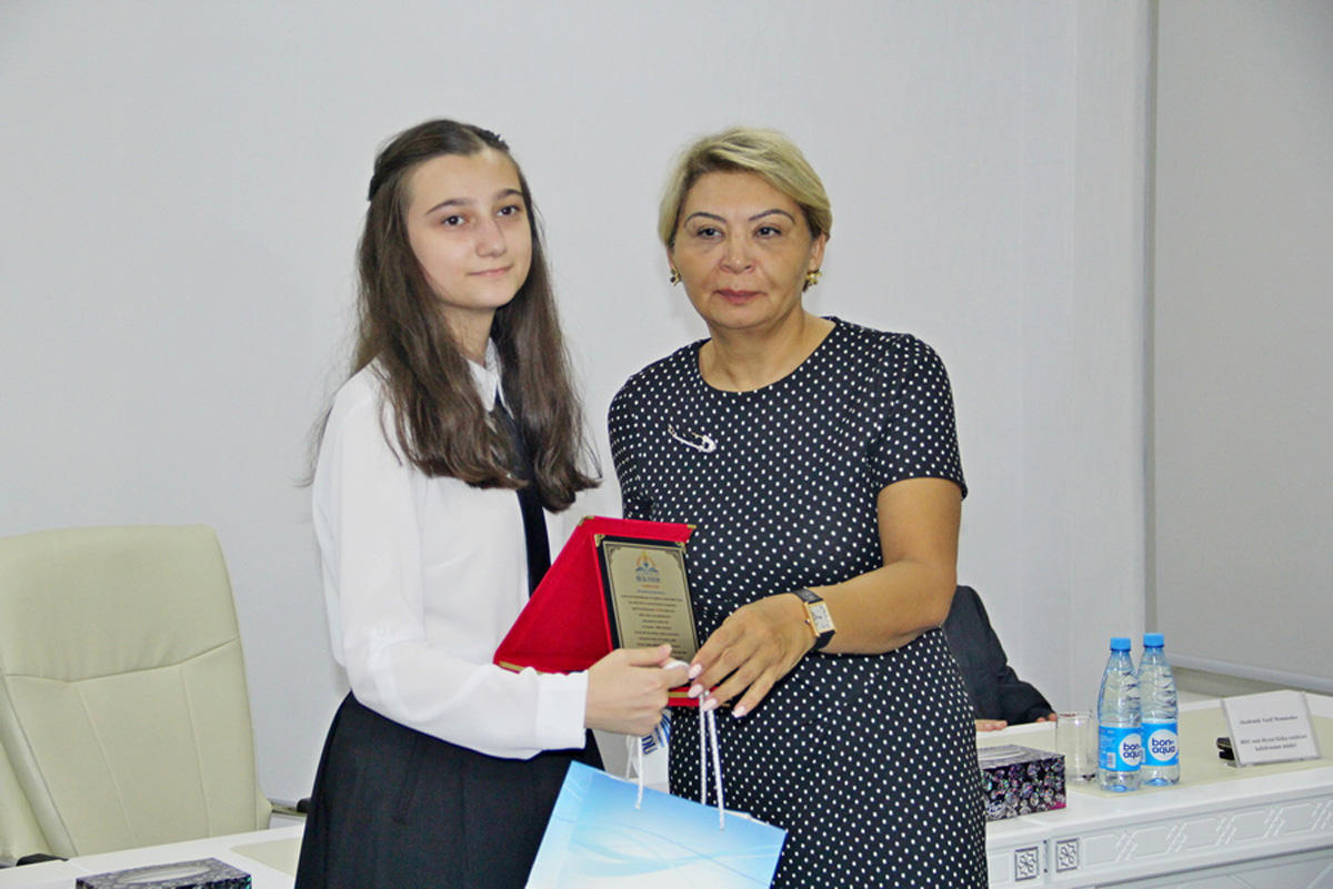 700 bal toplamış abituriyentlər alimlərlə görüşüb (FOTO)
